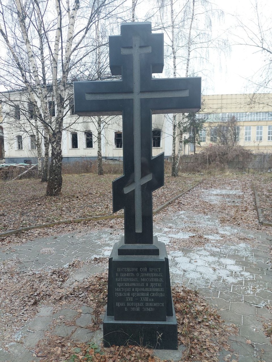 Мемориальный крест напоминает о том, что когда-то здесь было кладбище