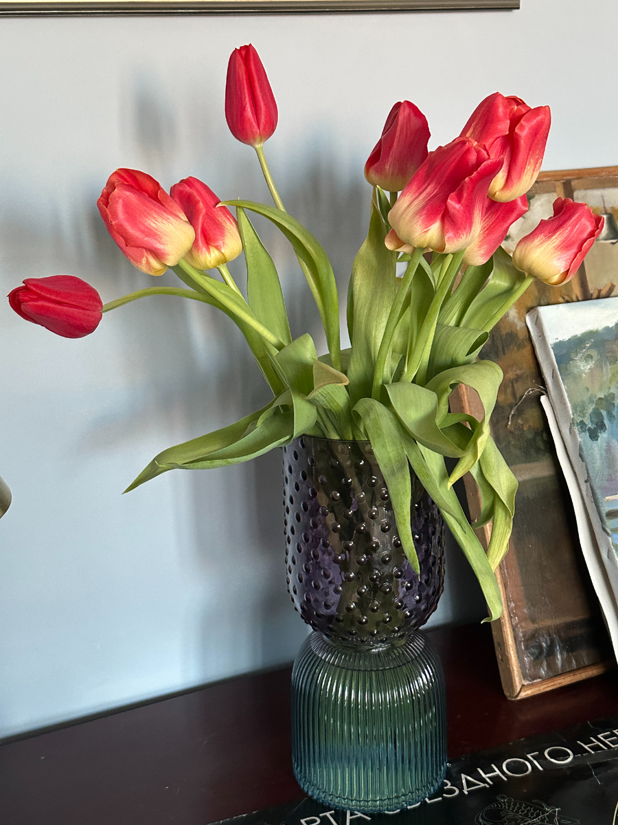 Сегодня 11 марта, в одном из букетов тюльпаны начали кривиться. Хочу сохранить этот эффект, но ниже есть рецепт, как это исправить. 