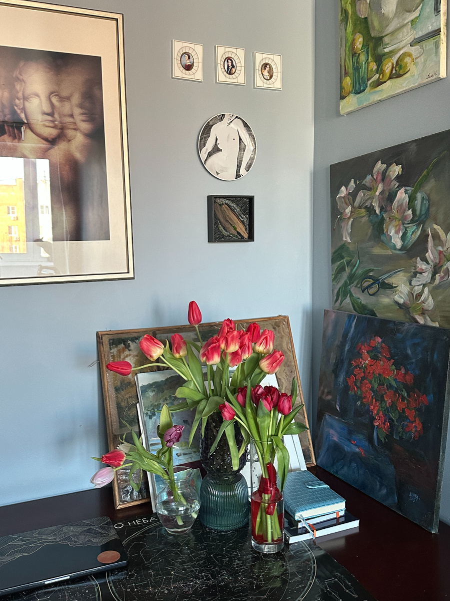 Живописный бардак. Поняла, что без широкого стола не проживу: мне надо, чтобы на нем было всё и сразу. 