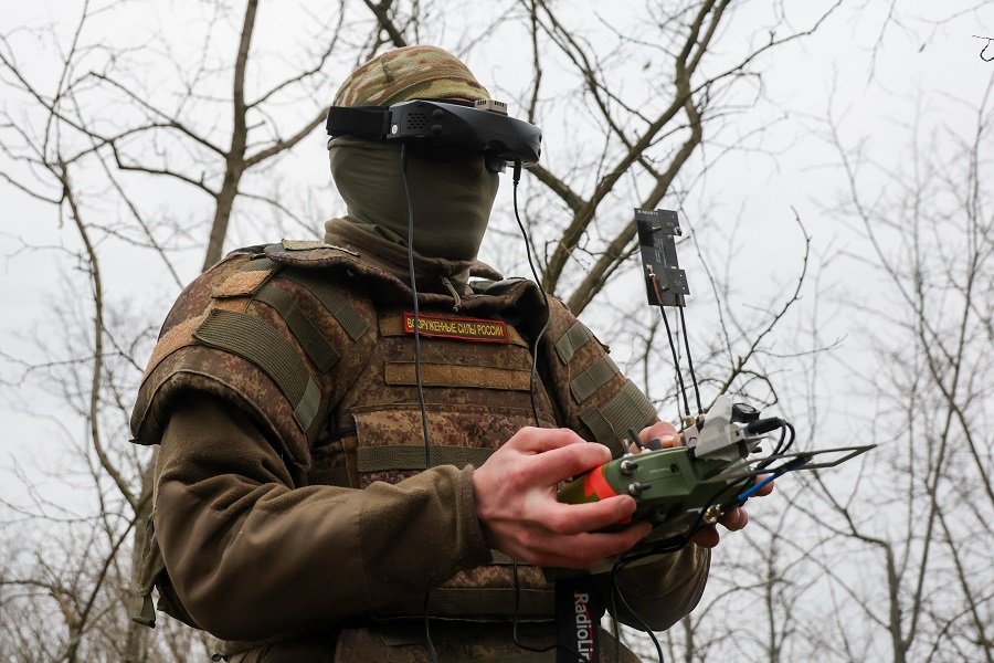 Оператор FPV-дрона во время боевой работы в зоне проведения специальной военной операции - Александр Полегенько/ТАСС