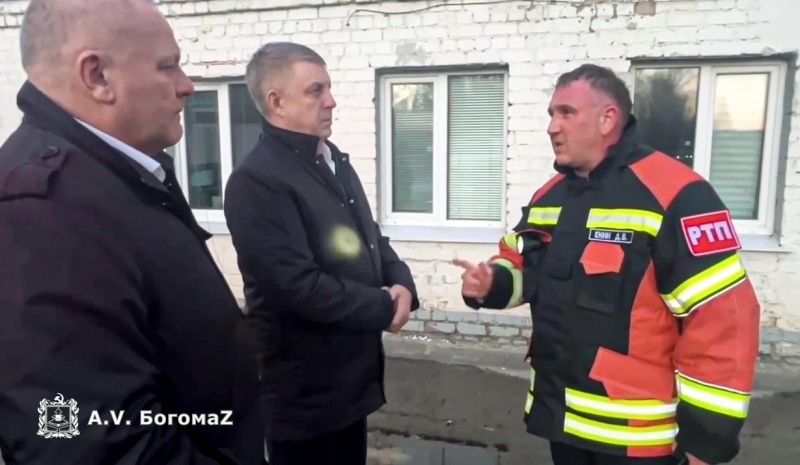 Фото: Стоп-кадр с видео. / РИА Новости. / Губернатор Брянской области Александр Богомаз (второй слева) слушает доклад начальника Главного управления МЧС России по Брянской области Дмитрия Енина о ходе проведения мероприятий по локализации последствий и эвакуации граждан. Вечером 10 марта по Брянску был нанесен ракетный удар со стороны ВСУ, есть погибшие и раненые.