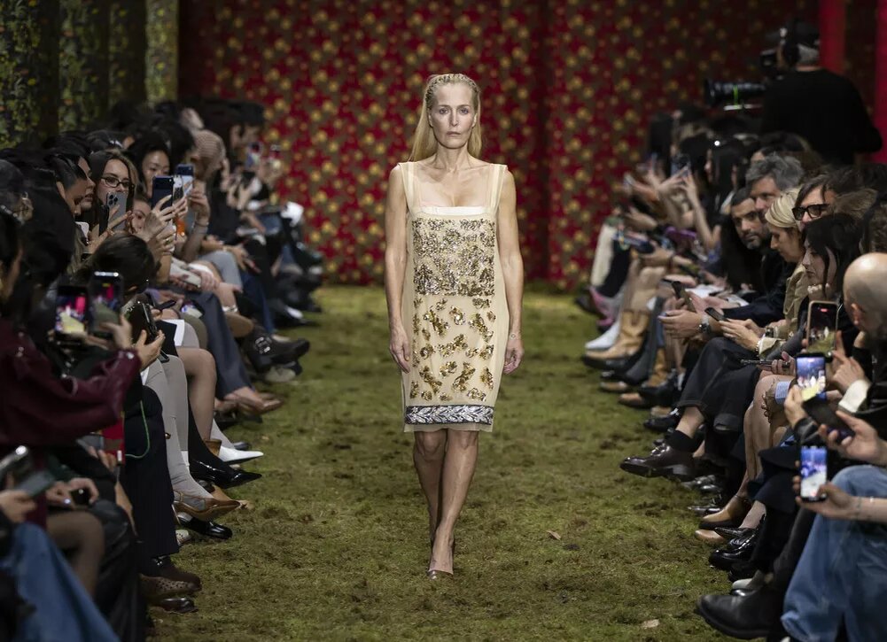    Нина Добрев, Барбара Палвин и Джиллиан Андерсон на подиуме: фото с показа Miu Miu