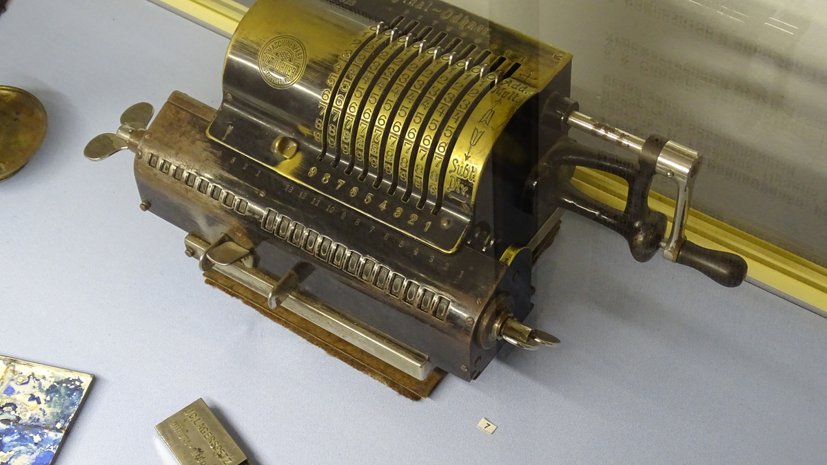 Арифмометр Origina-Odhner Санкт-Петербург фабрика Однера. Конец XIX нчало XXв. Латунь, краска, сталь, гравировка.