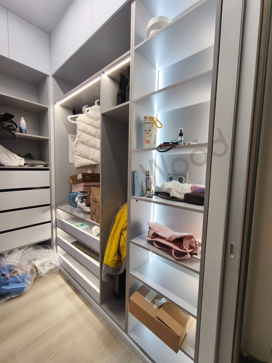 Гардеробная система по индивидуальному заказу. Фото из личного архива ИП Дегтерев И.А. (Мебель на заказ Tailor Wood)