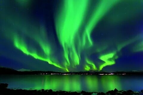 Северное сияние (аврора, Aurora Borealis) — это свечение верхних слоёв атмосферы, которое возникает из-за взаимодействия заряженных частиц солнечного ветра с магнитным полем Земли. В этом году, зимой было замечено, даже в южных областях