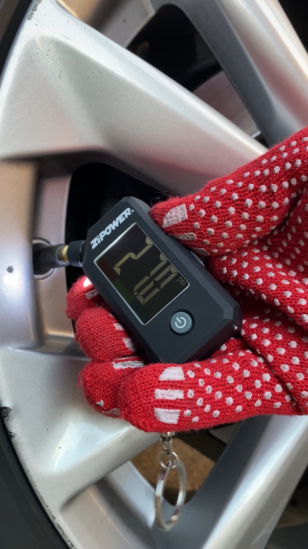 Цифровой манометр с глубиномером ZiPOWER PM6580 https://zipower.ru/catalog/wheel-accessories/wheel-pumping/manometr-pumps/PM6580?utm_source=zen