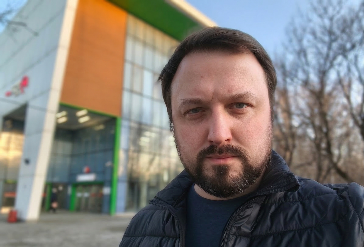    А с размытием фона вот так. Да, есть огрехи потому что снято на смартфон с программным размытием. Но согласитесь, даже в таком виде картинка с размытием смотрится более естественно.