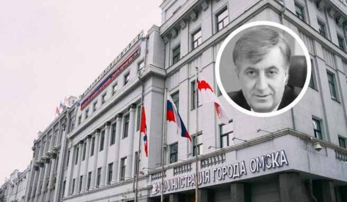     Шрейдер на фоне горадминистрации. Источник: ngs55.ru Автор фото: Елена Латыпова