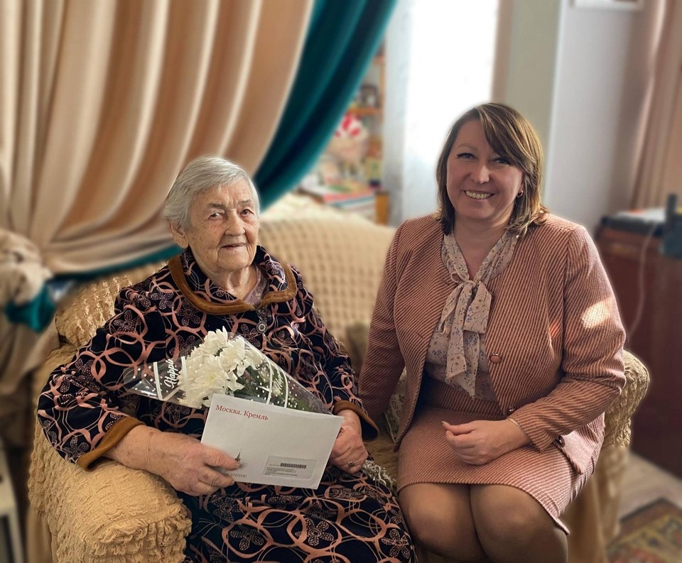    К имениннице в гости приехала заместитель главы Администрации Антрацитовского МО Елена Беседина. ФОТО: Администрация Антрацитовского муниципального округа ЛНР