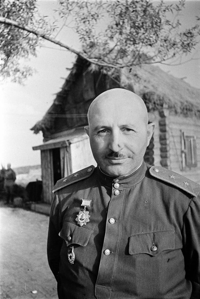 Генерал-лейтенант Иван Баграмян.
Аркадий Шайхет, 1943 год, частное собрание.