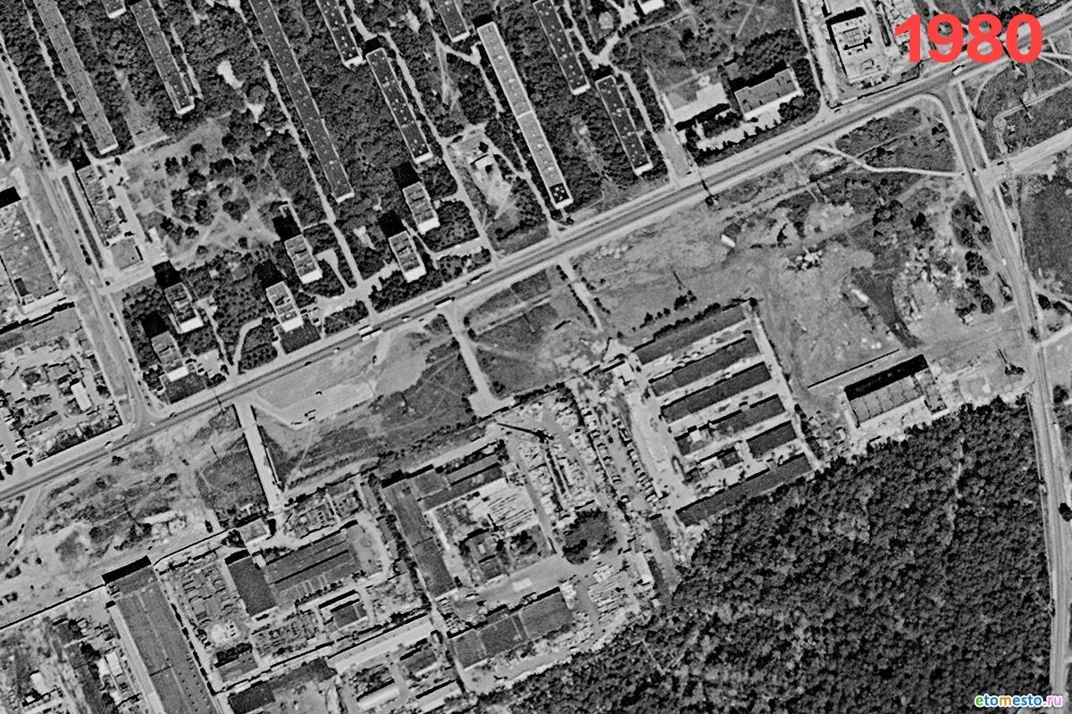 1. 1980 год. Кронштадский бульвар. Сверху - жилая застройка, внизу ещё работающие завод нестандартного оборудования им Александра Матросова, Деревообрабатывающий комбинат, швейная фабрика "Родина". Вдоль  бульвара - колоссальный пустырь. Только ЛЭП одинокие стояли