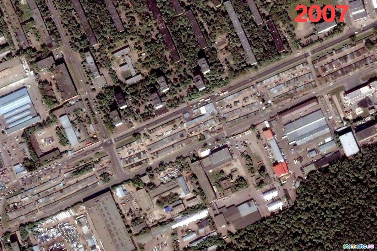 2.  2007. Всё то же самое. Только пустырь плотненько застроили железным коробочками. Сегодня только жилые дома остались. Промзону снесли. Теперь высотки. ТЦ "На Водном", ЖК "Талисман", "Кронштадский 11", "Кронштадский 14", "Кронштадский 16"... Кладбище пока стоит.