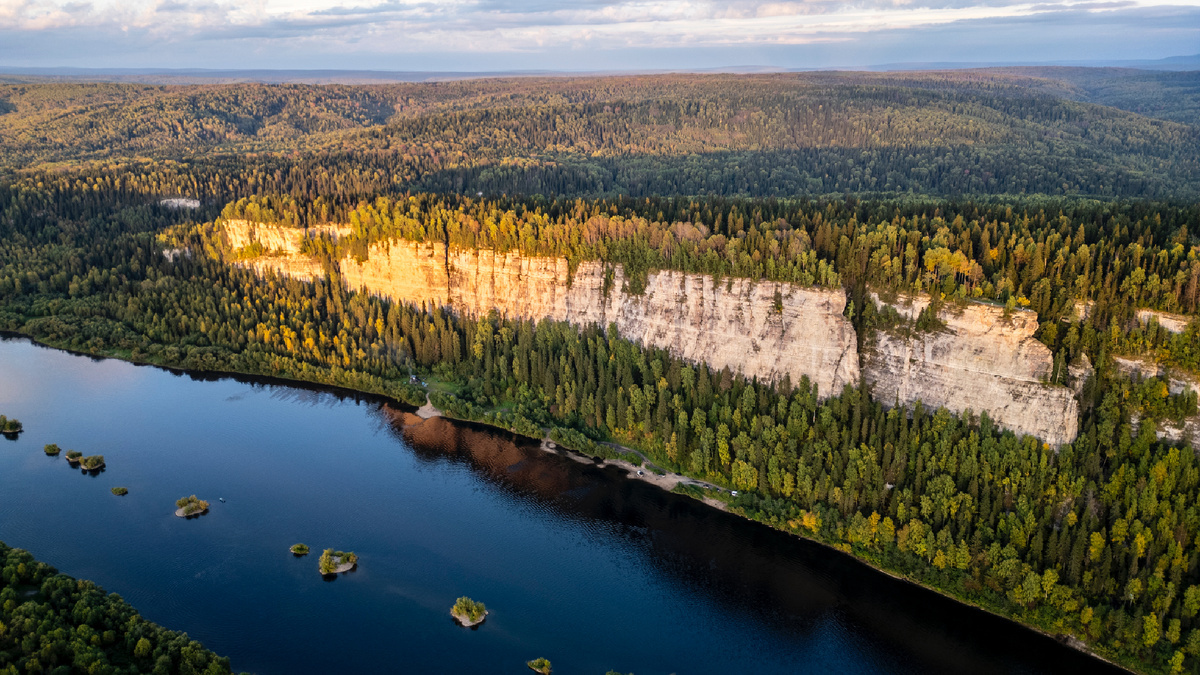 Скала Ветлан на реке Вишера в Пермском крае. Источник фото: https://manaraga.ru/blog/interesnye-marshruty/kamen-vetlan-na-reke-vishera/