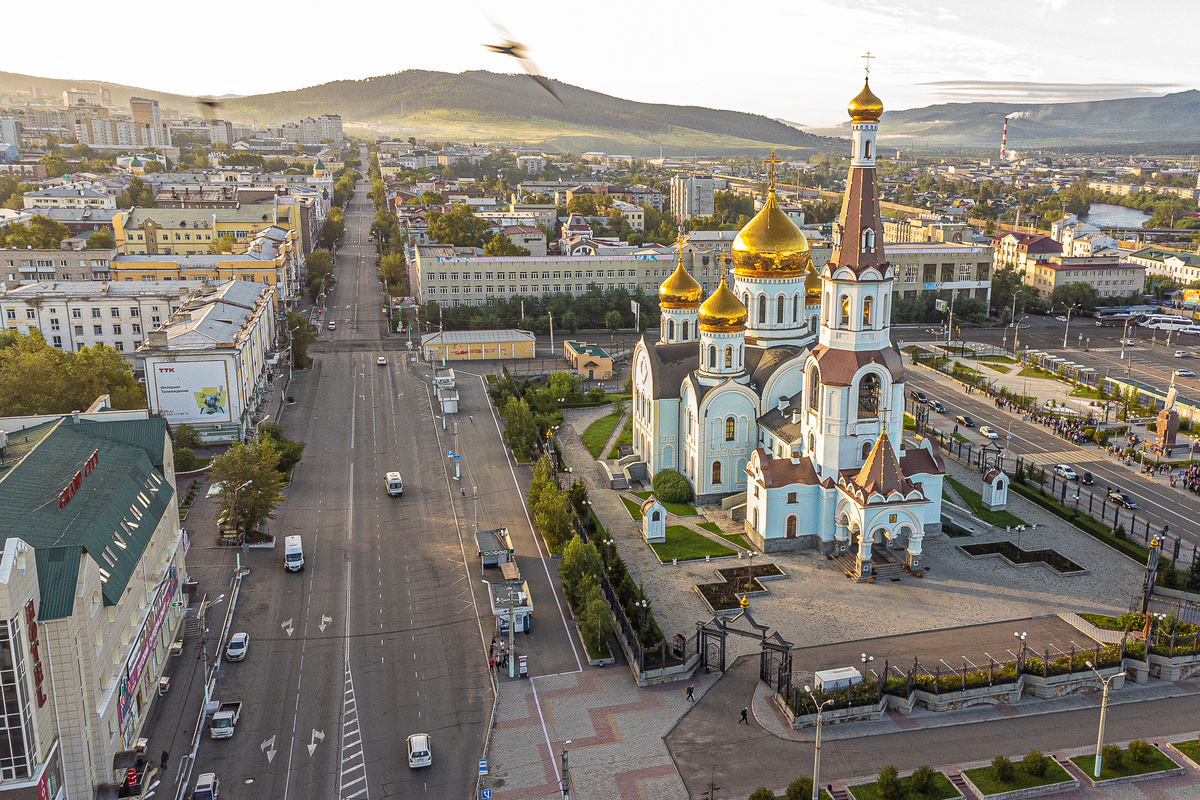 Общий вид города Чита: компактная застройка, река Ингода и сопки, которые окружают город со всех сторон.