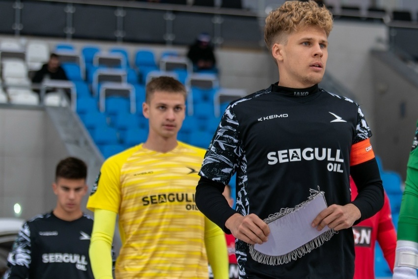 #18 Артём Соколов справа – 22-летний капитан «Чайки». Что, в общем, довольно симптоматично