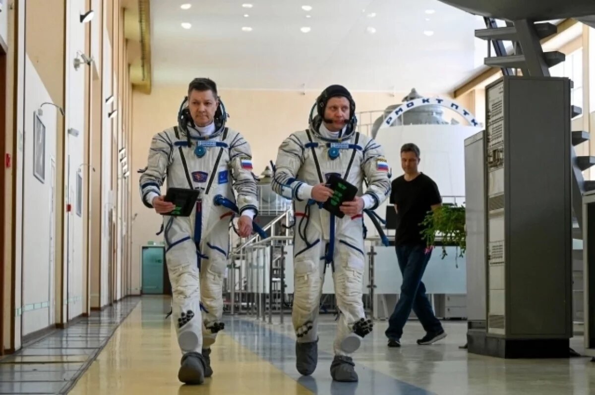    Олег Кононенко слева и Александр Гребёнкин справа