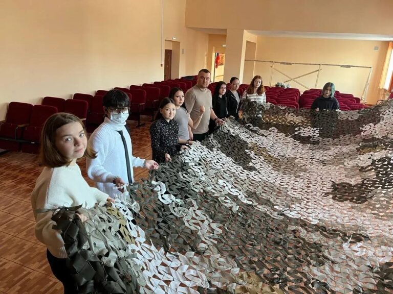    В Орске будущие банкиры плетут маскировочные сети для бойцов Оренбуржье