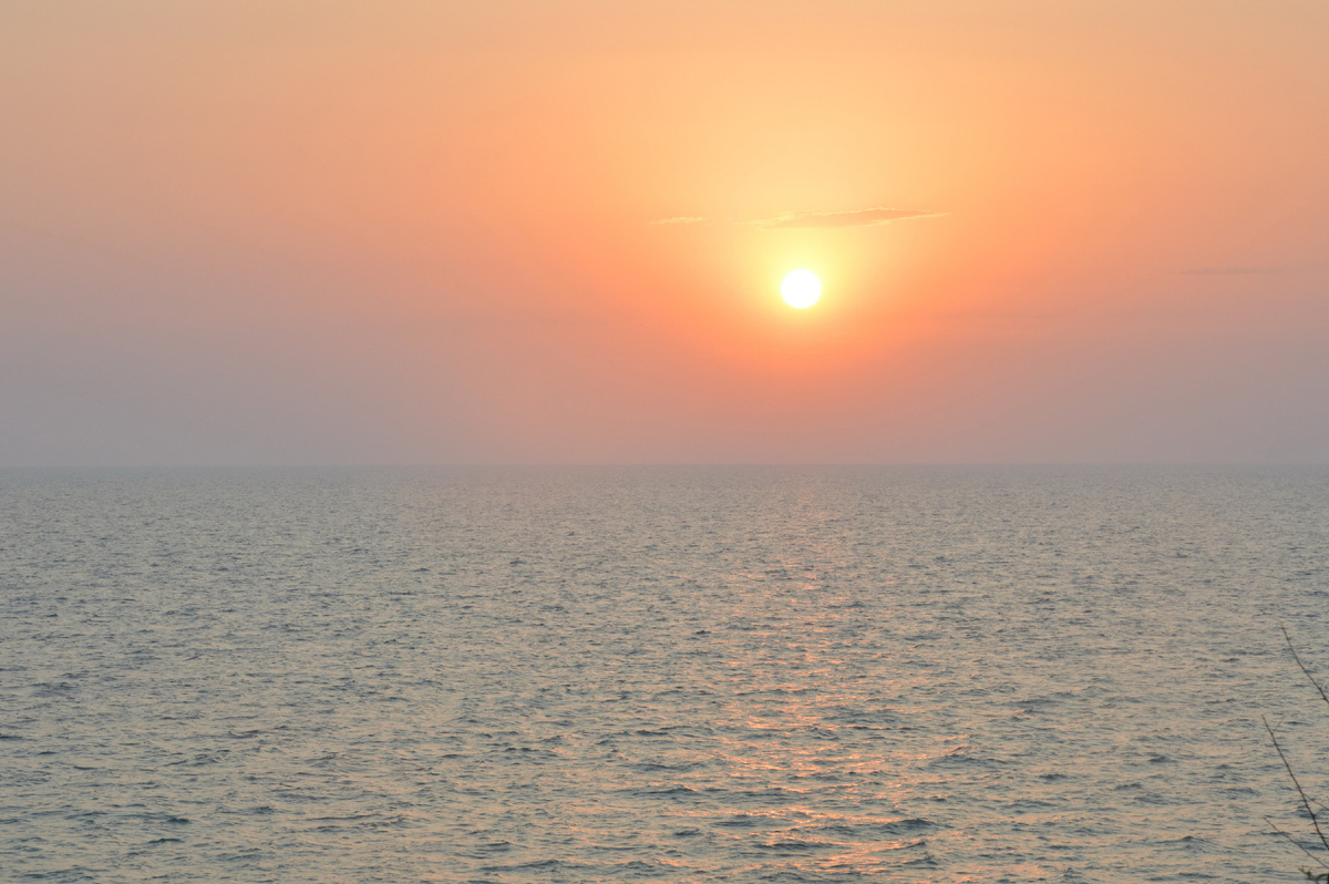 Солнце садится где-то за Турцией. Все фотографии в статье мои