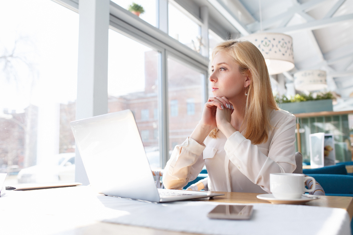 девушка за компьютером