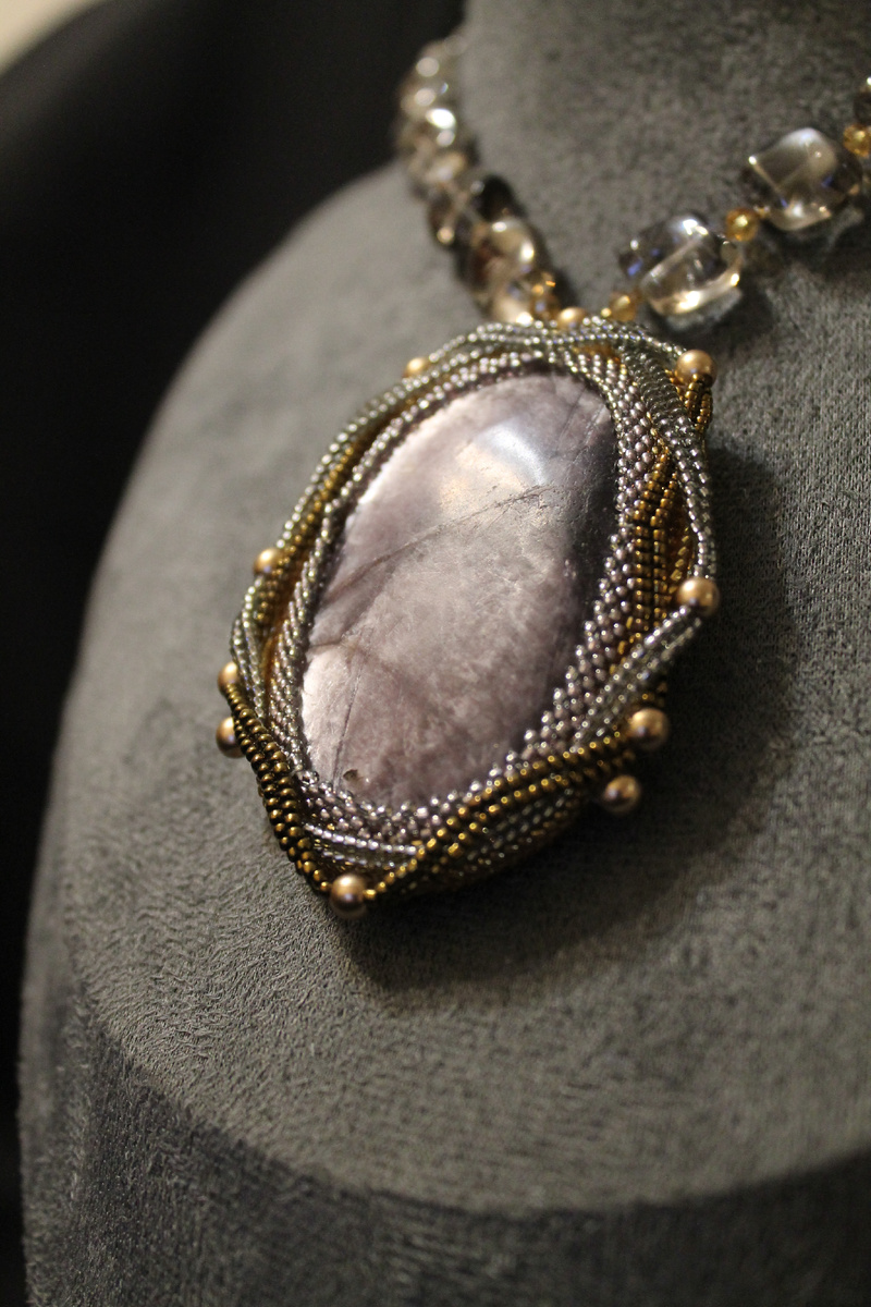 Кулон из лепидолита и японского бисера