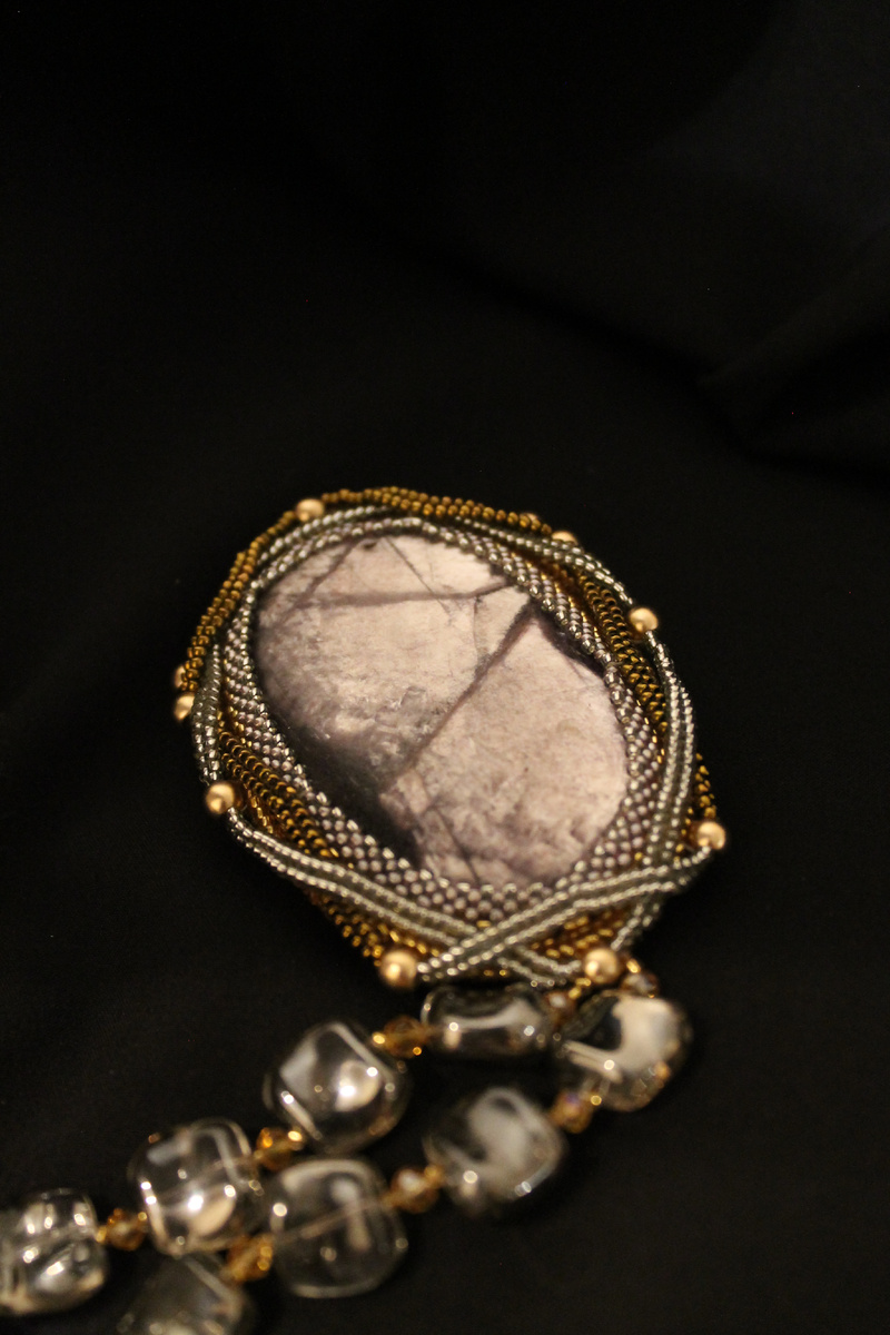 Кулон из лепидолита и японского бисера