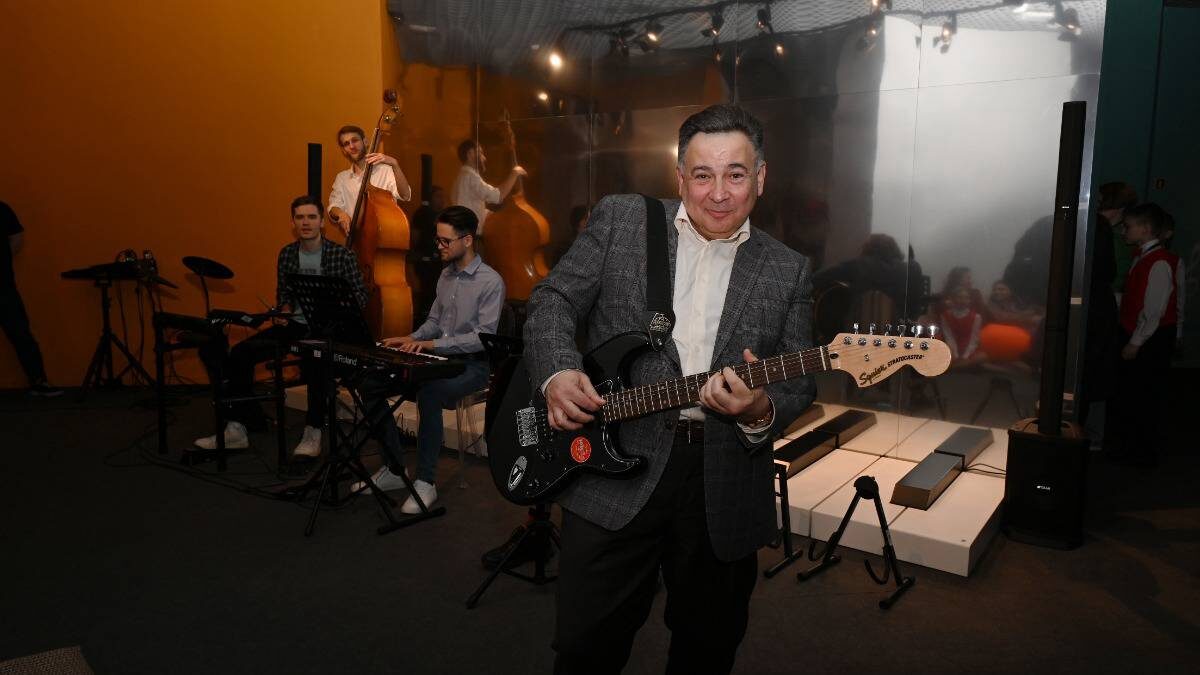    Михаил Брызгалов на открытии детского культурно-просветительского центра демонстрирует, что музыка может быть разной. Главное — чтобы она была / Фото: Анатолий Цымбалюк / Вечерняя Москва