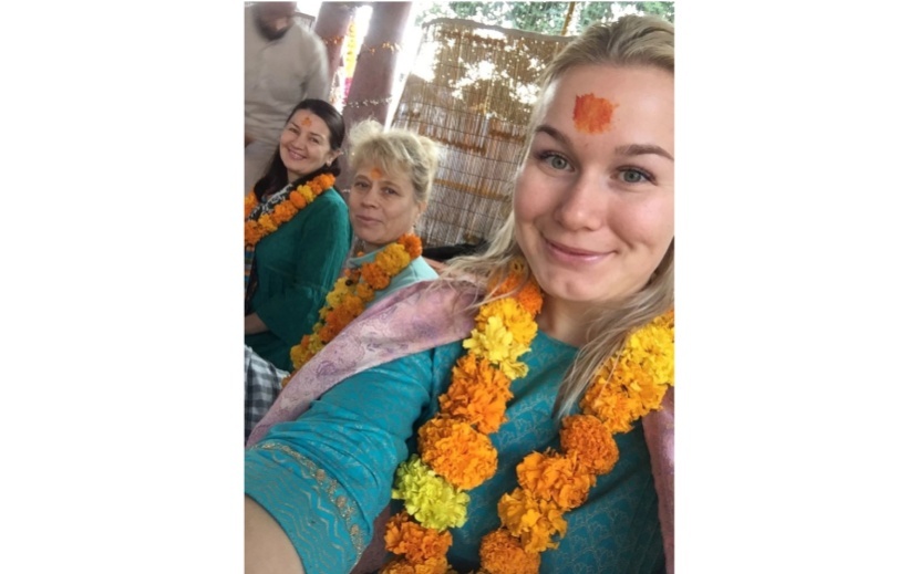    В первое путешествие в Индию героиня изучила город Ришикеш и его окрестностиличный архив Екатерины