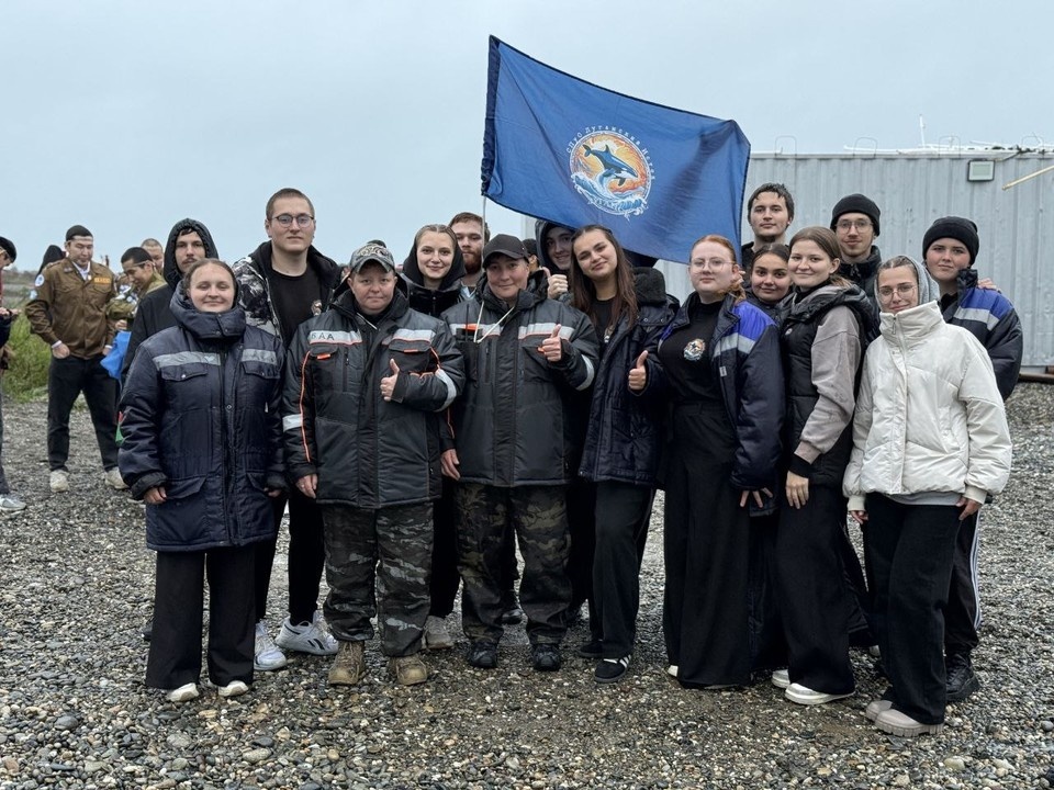    Луганские студенты на камчатском рыбоперерабатывающем предприятии. Фото: Владимир Перегорода