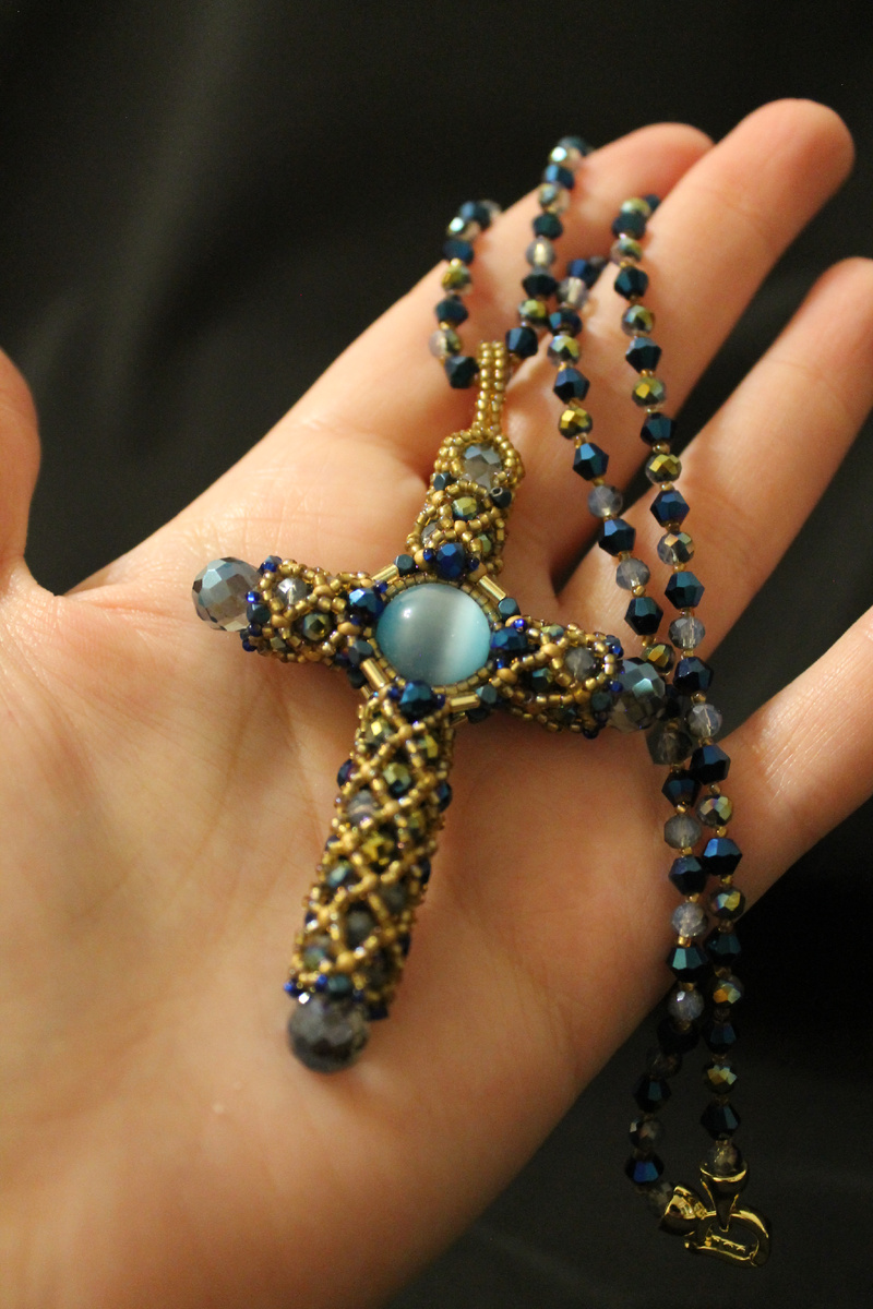 Крестик из содалита и японского бисера