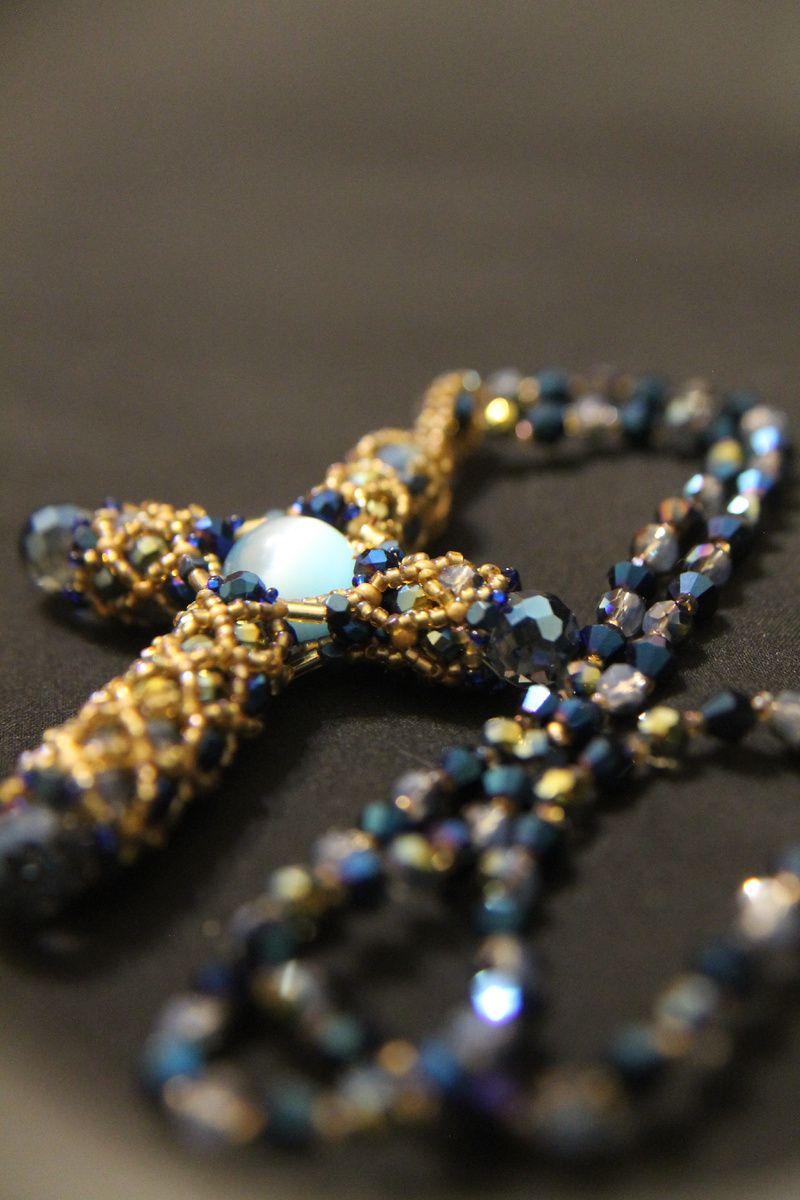 Крестик из содалита и японского бисера