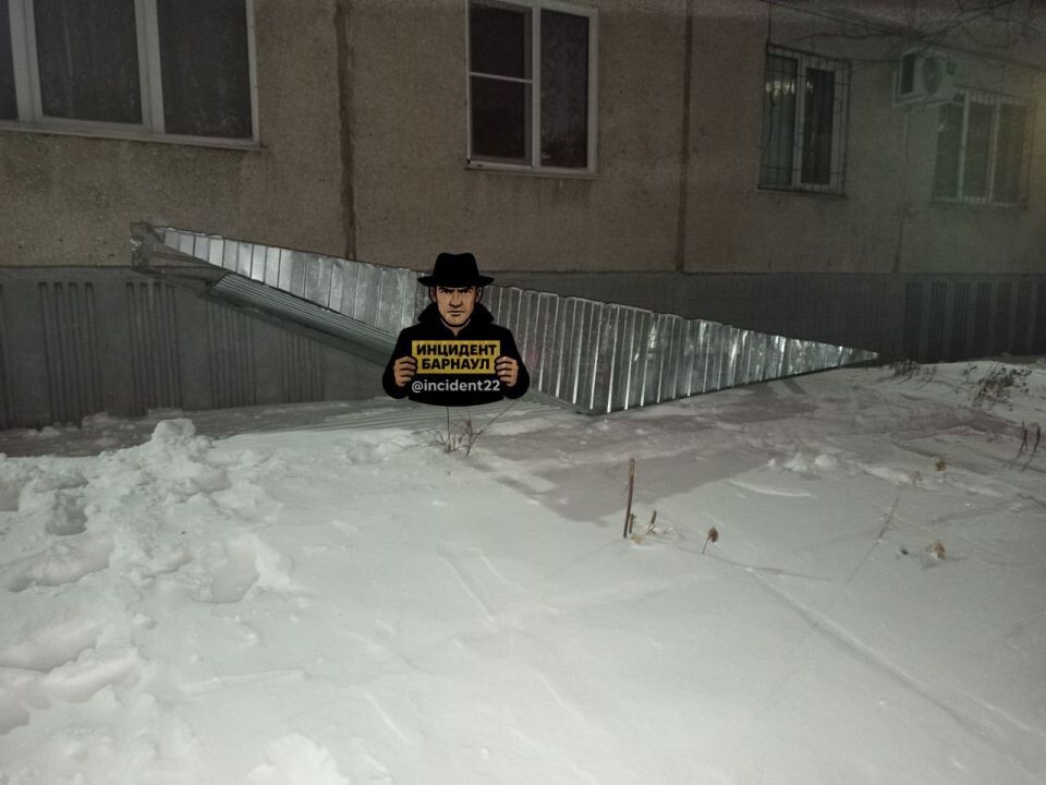    Сорванный козырек подъезда в Барнауле. Источник: "Инцидент Барнаул"