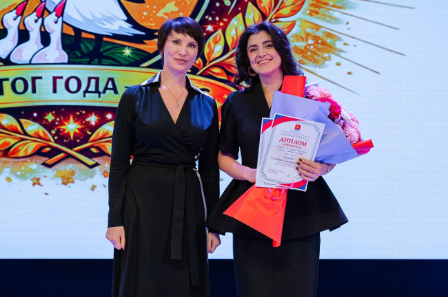   Награждение победителя конкурса «Учитель года» / Фото: сайт «Вечерний Магадан»