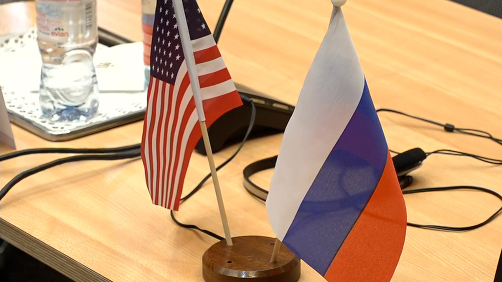   Швейцария Женева флаги России и США российско-американские переговоры, российский флаг России, американский флаг США