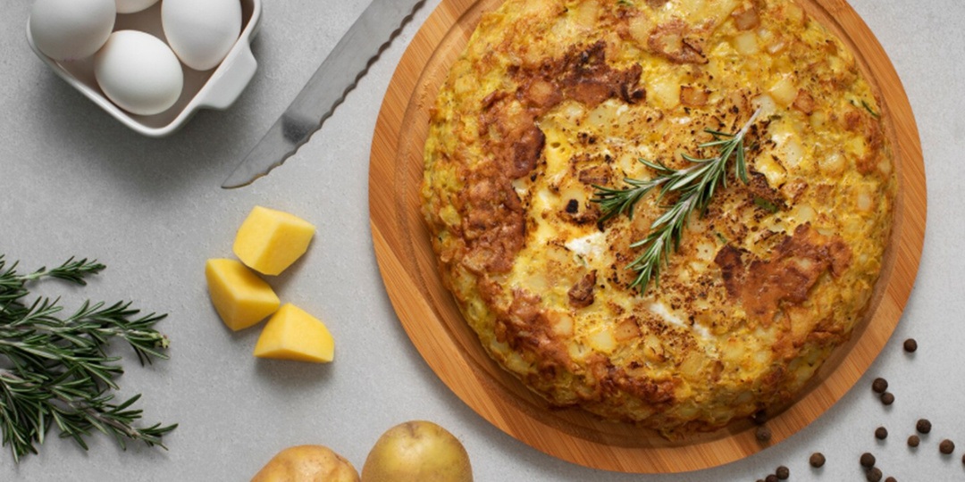 Сытный завтрак за считанные минуты. Кулинарный блогер поделился рецептом картофельного блинчика с начинкой