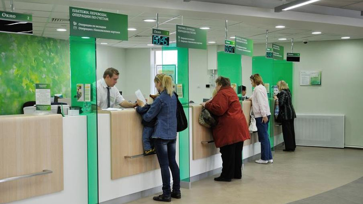 Самый простой и безопасный вариант — прийти в отделение банка с паспортом