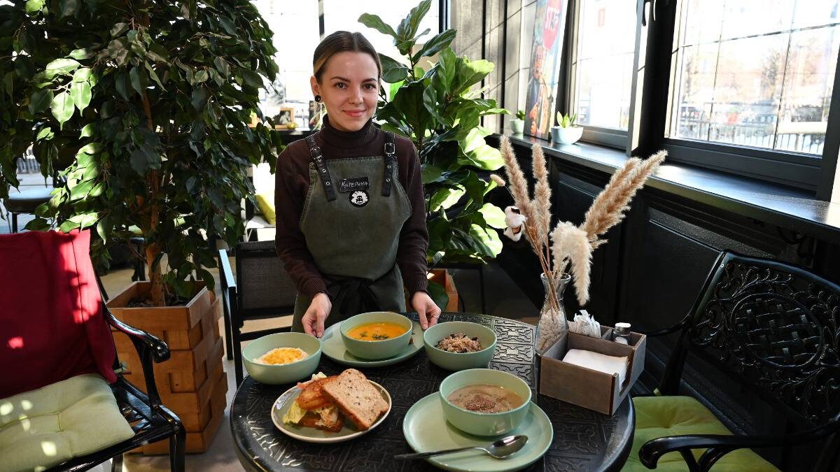    Бариста Екатерина Кулыгина на региональной ярмарке в Южном Тушине показывает постные блюда / Фото: Анатолий Цымбалюк / Вечерняя Москва