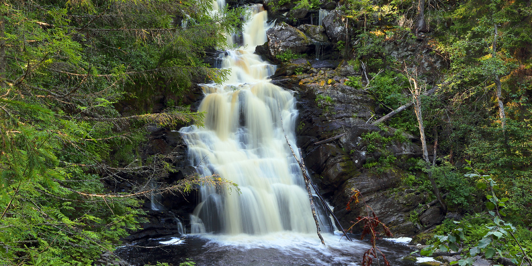 Весенние водопады Карелии: время большой воды
