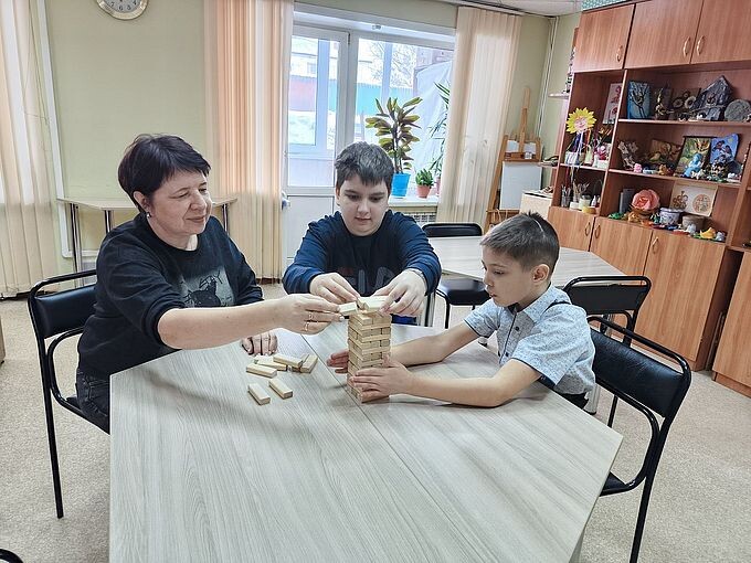 Некрасова Татьяна Николаевна вместе с мальчиками играет в игру «Башня»