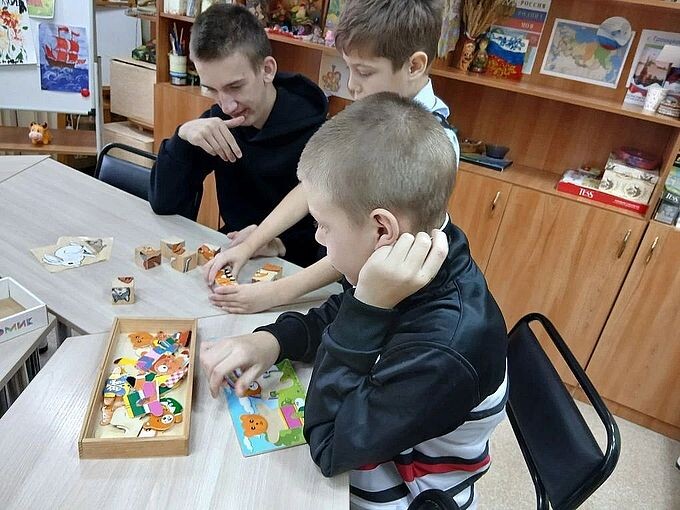 Мальчики собирают пазлы и кубики