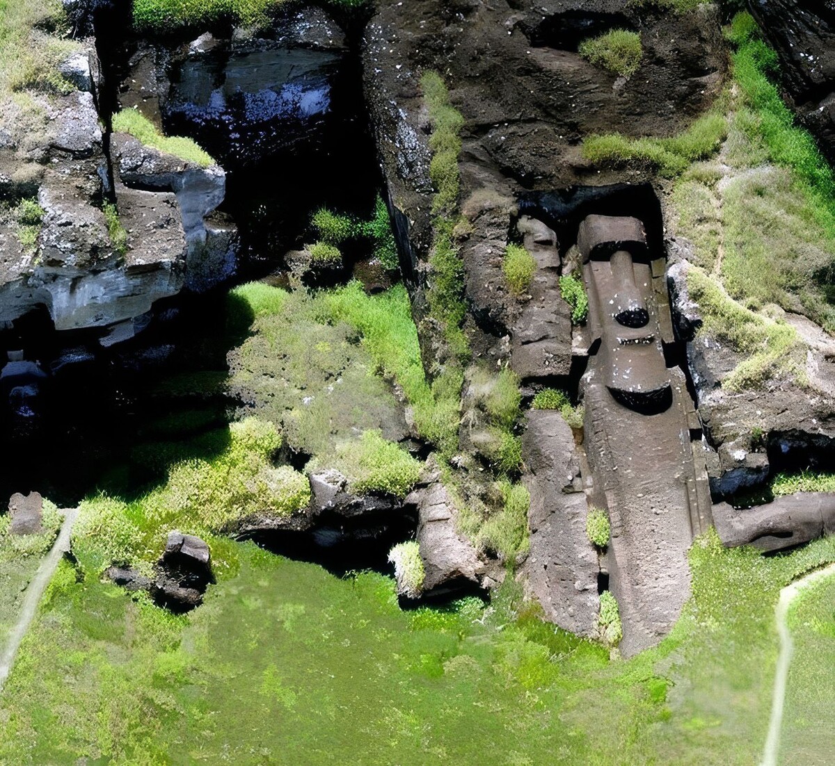 Каменная монолитная 22-метровая статуя Моаи: в каменоломне Рано Рараку 