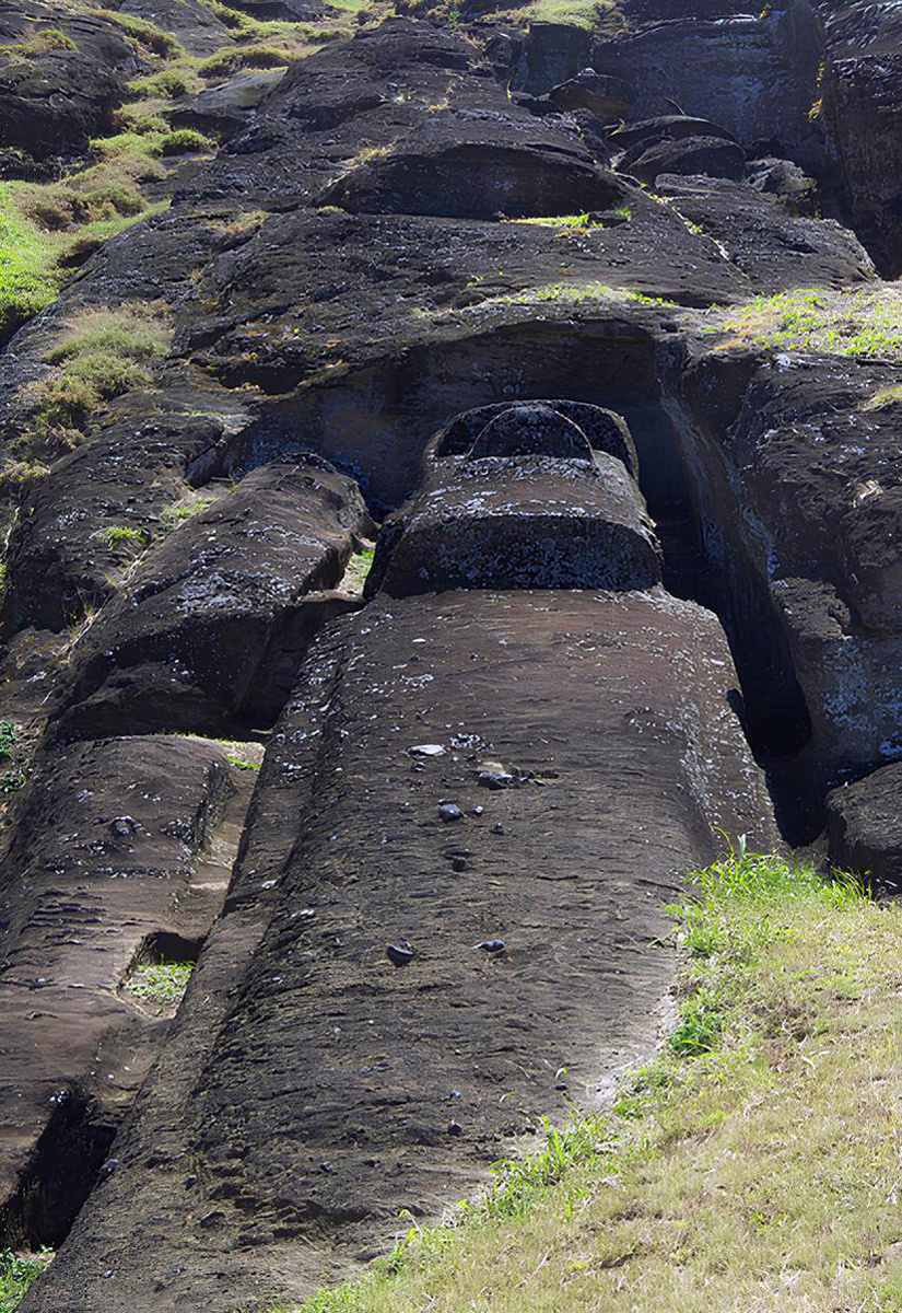 Статуя в каменоломне, не отделённая от горной породы