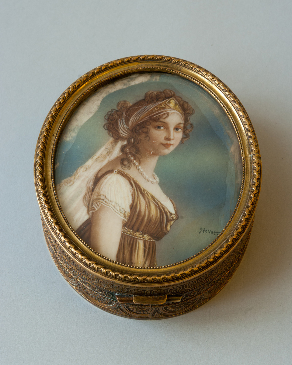 Шкатулка. Западная Европа. Вторая половина XIX века. Металл, бархат, стекло, кость; акварель, чеканка, накат, золочение. Из коллекции ГМЗ «Царское Село»