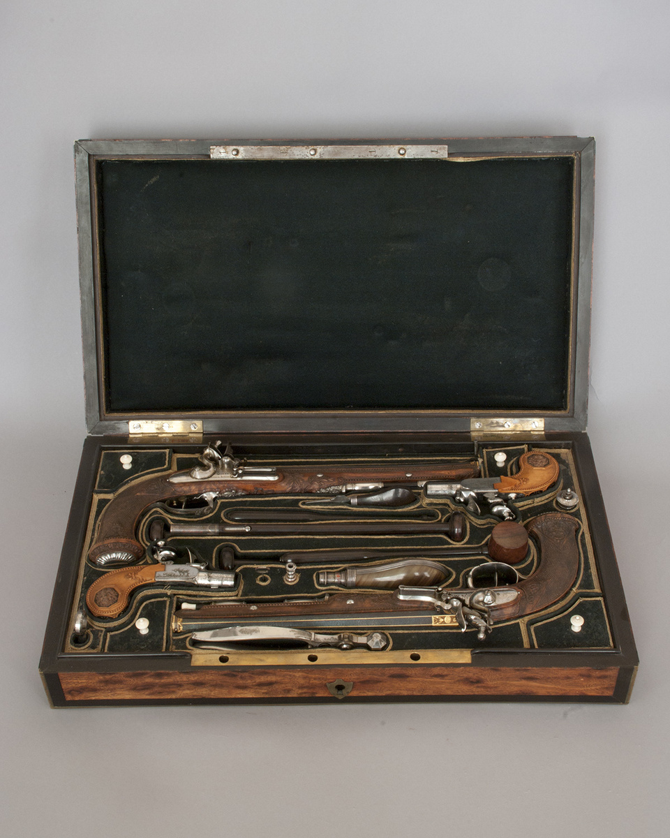 Оружейный дорожный гарнитур. Франция, Версаль. Мастер Николя-Ноэль Бутэ. 
Начало XIX века. Сталь, черное дерево, сукно, латунь, орех, кожа, кость; ковка, таушировка, резьба, гравировка, оброн, травление. Из коллекции ГМЗ «Царское Село»