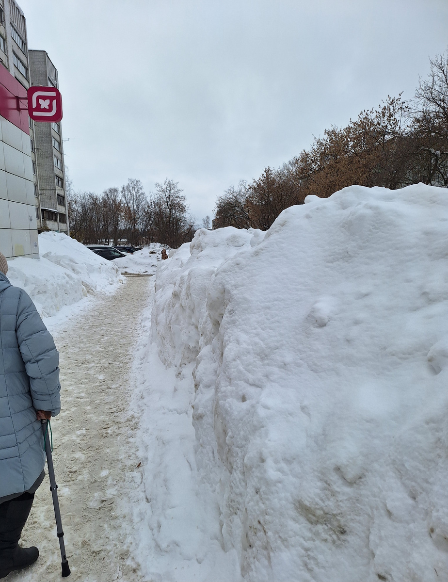Иду за бабушкой. Здесь была тропинка по сугробу выше магазина. Магазин Магнит слева. И когда-то ночью трактор эту гору снега расчистил! И всё сложил по бокам. 