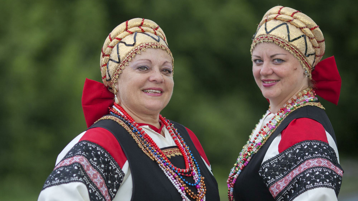    Женщины в народных одеждах