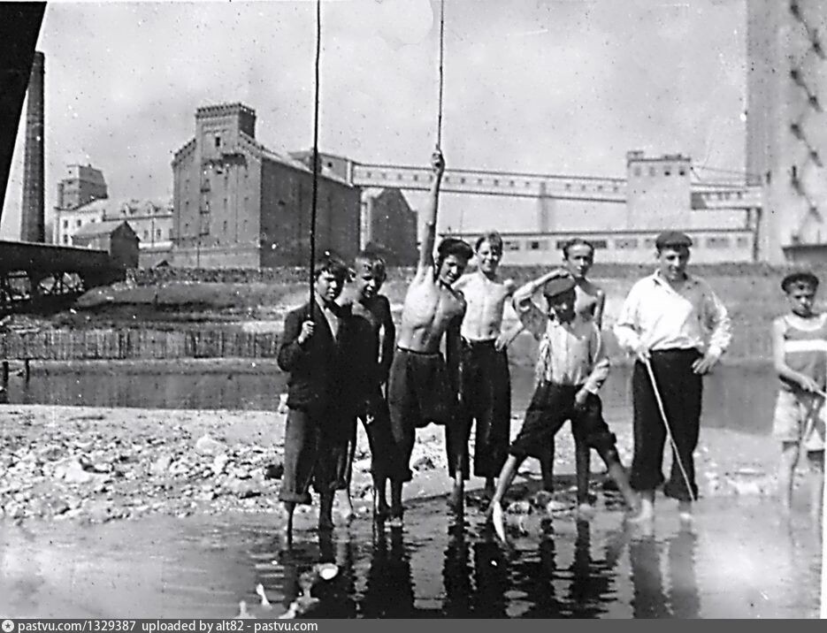    Рыбаки около Башкировской мельницы на Оке   Борис Антонов / pastvu.com