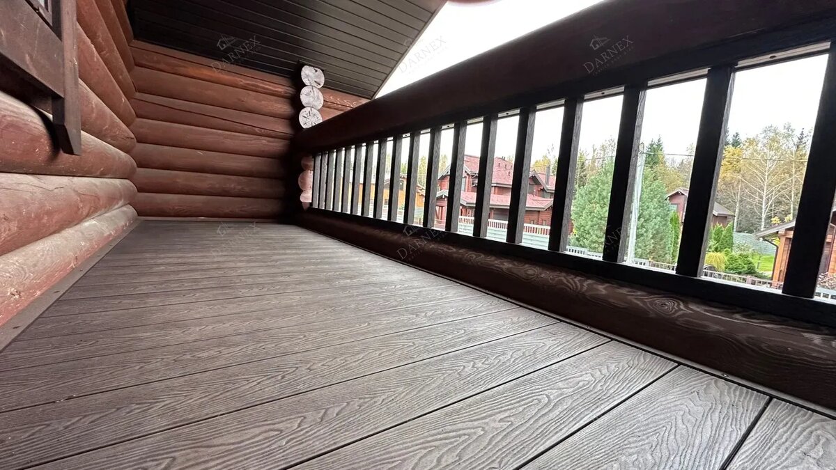 Отделка балкона террасной доской из ДПК и ограждениями ДПК