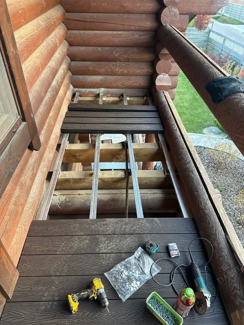 Процесс укладки доски ДПК на пол балкона