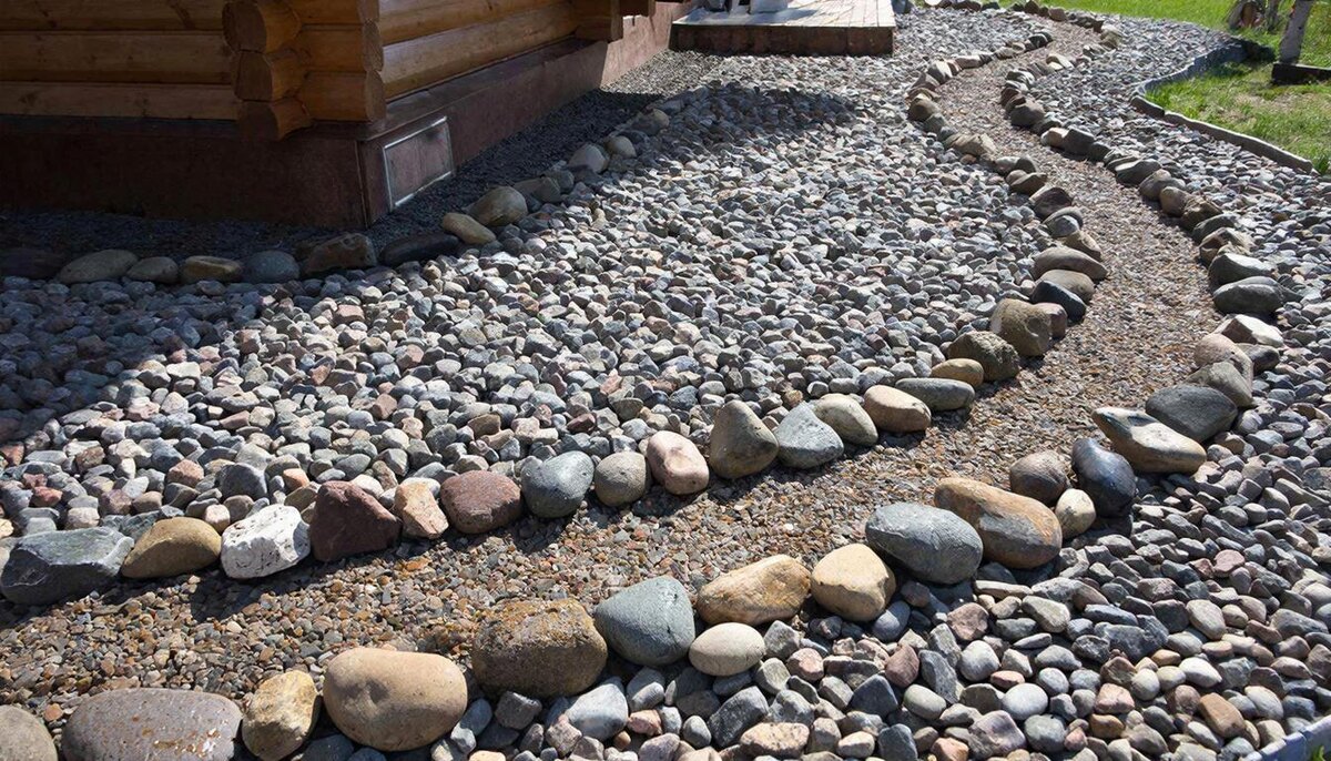 Отсыпка декоративных камней на дачном участке