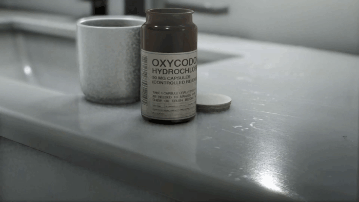 Gif картинка "Шерри смотрит на заражённую часть своей руки"